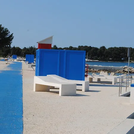 Holiday Ana Pula
